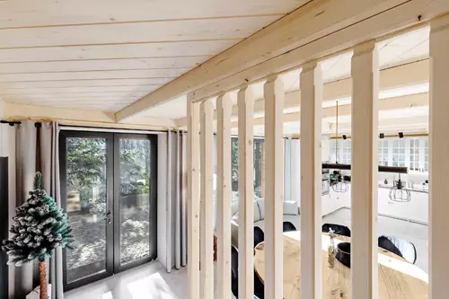 Ciesielskie zdobienia w willi, z widokiem na kuchnię