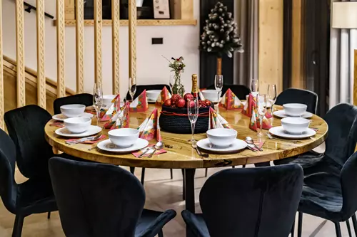 Pięknie świątecznie zastawiony stół, w tle choinka