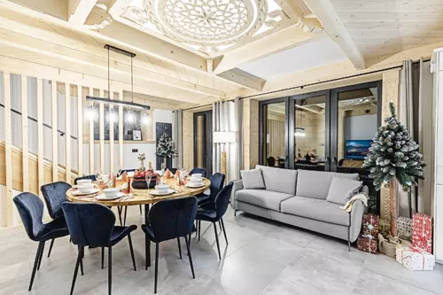 Salon willi, suto zastawiony stół, choinka świąteczna oraz bogate zdobienia