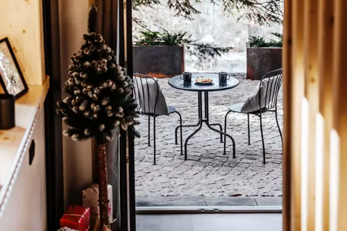 widok z salonu na stolik kawowy stojący na podwórku