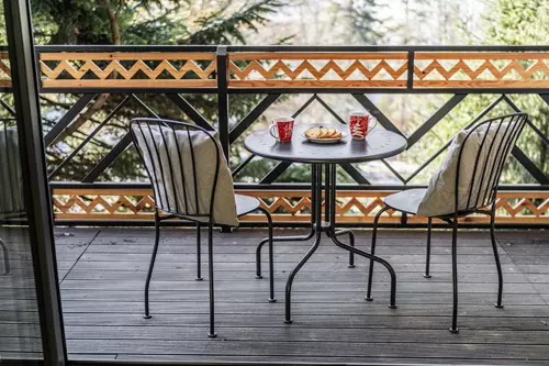 Taras sypialni, stolik kawowy dwa krzesła, widok na drzewa oraz Tatry