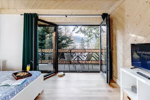 Widok na Tatry z sypialni Willi Uroczysko