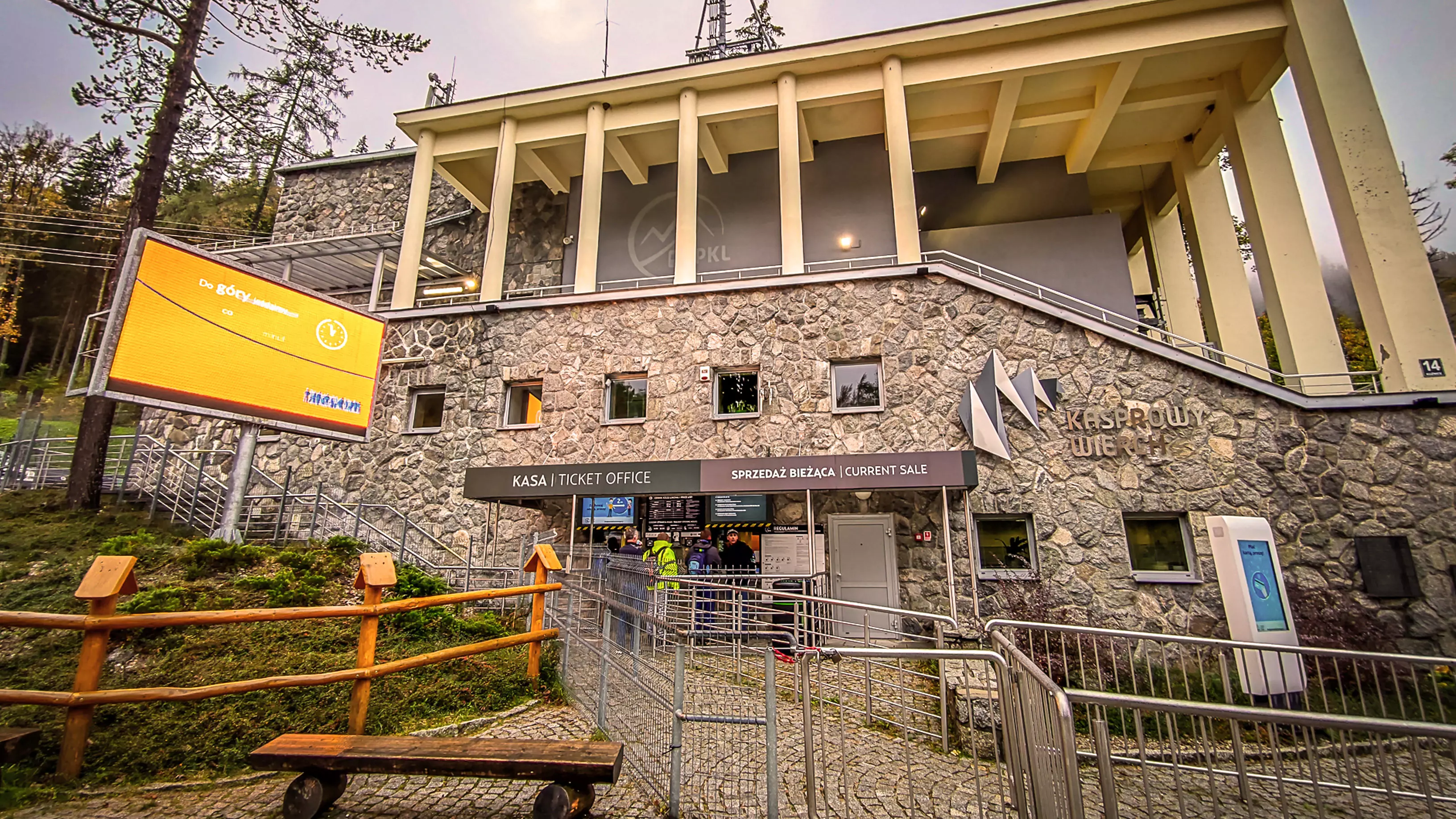 Kolejką z dziećmi na Kasprowy Wierch